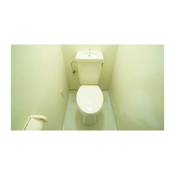 画像6:トイレ（同型タイプ、現況優先）
