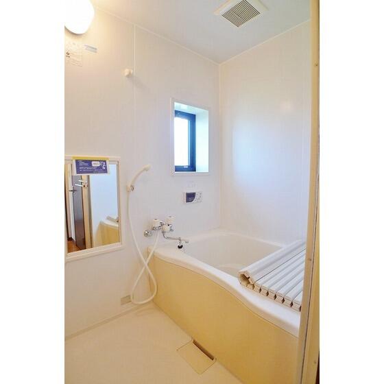 画像6:窓があり明るい浴室です。