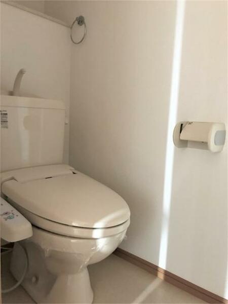 画像9:トイレには温水洗浄便座を設置。