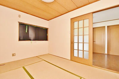 画像14:和室（窓は日焼け防止のためシートを貼っています）