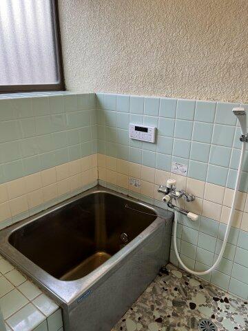 画像5:バスルーム。給湯器は新しくなっています。