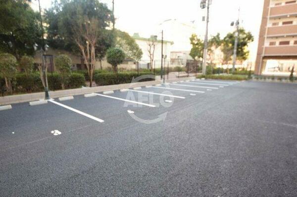 画像14:Luxe難波西Ⅱ　駐車場