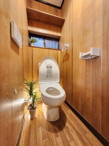 温水洗浄便座付き、ハウスクリーニング済みの清潔なトイレです