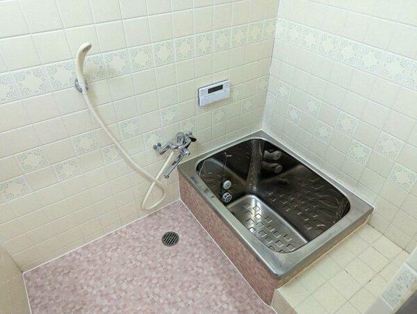 画像5:自動お湯はり、追い焚き機能付きのお風呂です。