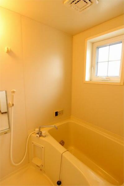 画像6:浴室に窓有　別号室参考写真