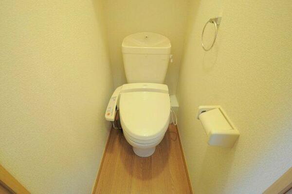 画像5:温水洗浄便座。実際のトイレは仕様が異なる場合がございます