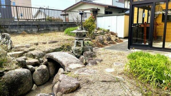 画像8:日当たり良好な縁側に座って日本庭園を楽しめます
