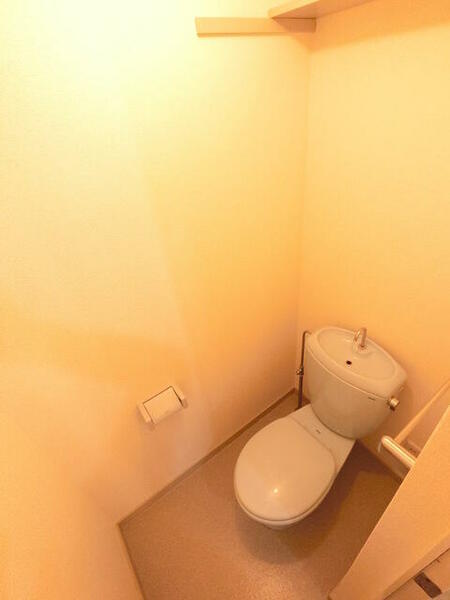画像9:洗面所内にトイレがある間取り！