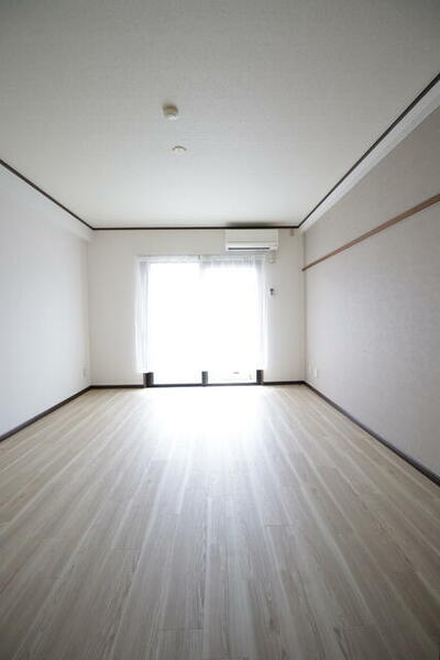 画像3:白と灰色の壁紙で落ち着いた雰囲気のお部屋です☆