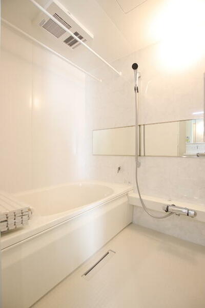 画像5:ゆとりのある浴室、お風呂は追い焚き機能付きです。