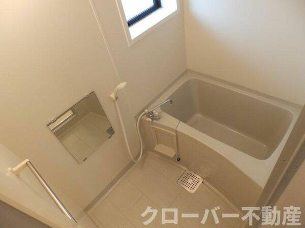 画像6:浴室（窓付）