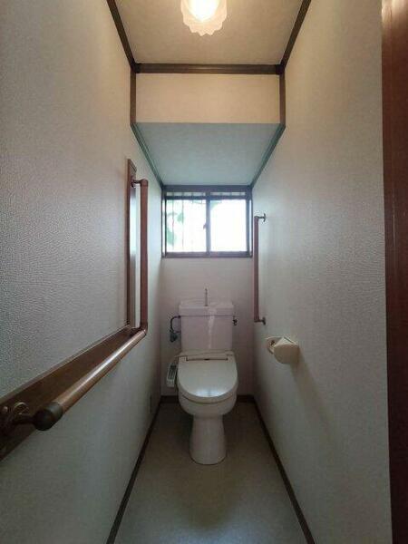 画像6:１階トイレです。温水洗浄便座付きです。
