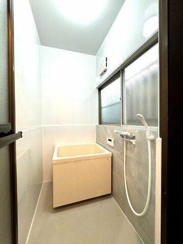 浴室：小さめの浴槽で、ガス・水道代を節約、追い焚き機能付き