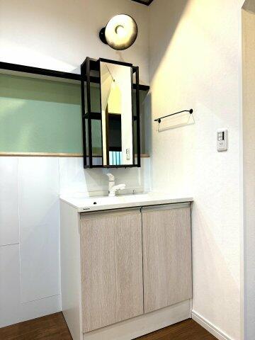 洗面所：広くて使いやすい洗面スペース。鏡ウラや棚にも置けるので便利