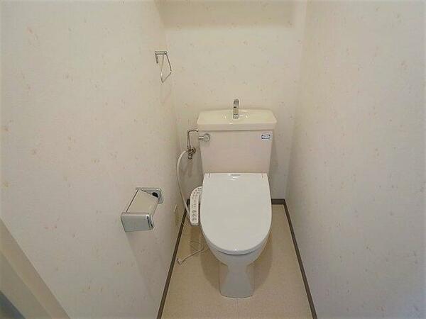 画像10:温水洗浄便座付きのトイレ