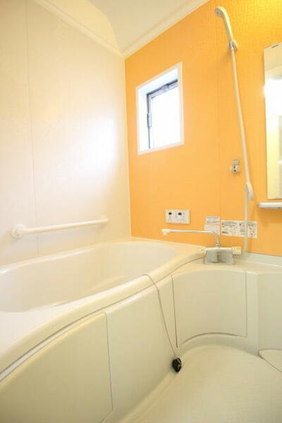 画像7:追焚機能付きのお風呂です。窓があるので明るく換気もしやすいですよ。