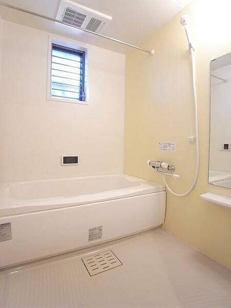 画像5:浴室TVや追焚や浴室乾燥や温度調整らくらくなサーモ水栓がある設備充実な浴室です＾＾（写真は同タイプ201