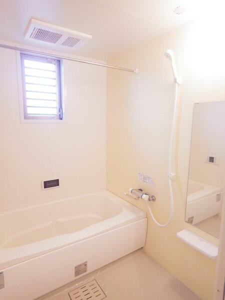 画像9:窓がある明るい浴室です。