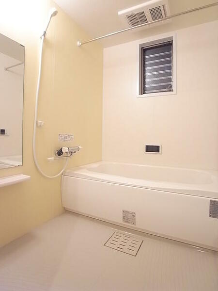 画像5:浴室TVや追焚や浴室乾燥や温度調整ラクラクなサーモ水栓がある設備充実な浴室です＾＾