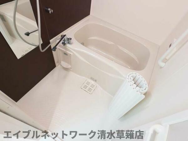 浴室：清潔感のあるお風呂です