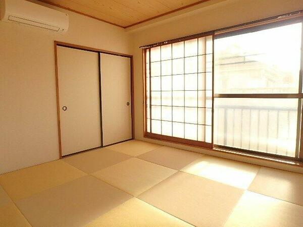 画像6:南側の和室はデザイン性のある琉球畳