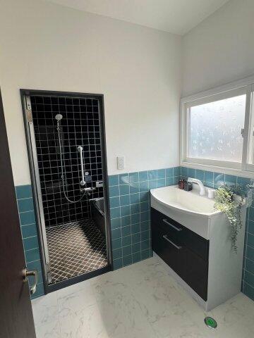 水栓シャワーヘッド交換済み。ブラックタイルがおしゃれな浴室。