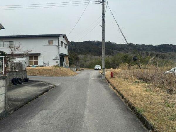 画像14:家の前の道路です。広くて運転しやすいです。