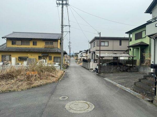 家の前の道路です。広くて運転しやすいです。