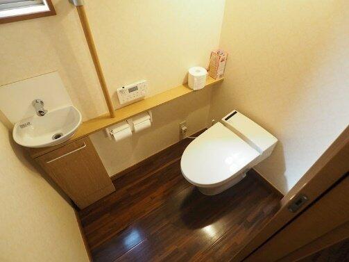 清潔で明るい空間の中で、上質な機能とデザイン性を両立したトイレ