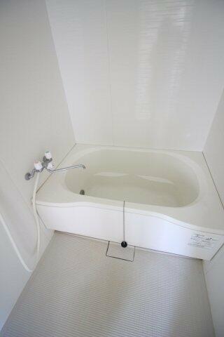 画像6:シンプルな白色の浴室でございます！
