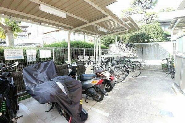 画像6:敷地内バイク駐輪場