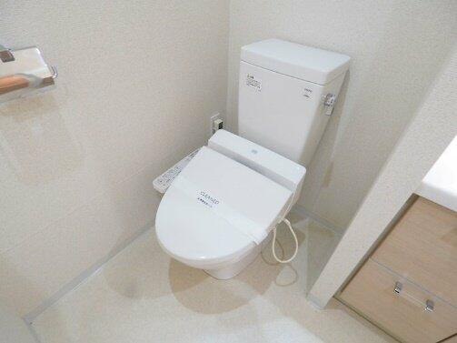 画像10:温水洗浄機能付のトイレです。