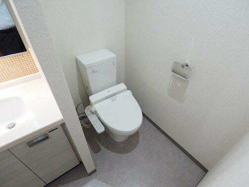 画像9:温水洗浄機能付きのトイレです