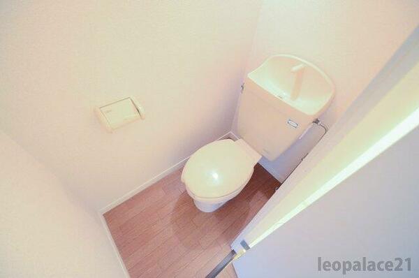 画像7:温かみのある色調でリラックスできるトイレ
