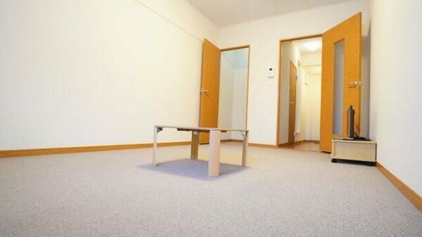 画像15:このお部屋の実際の床はフローリングになります。