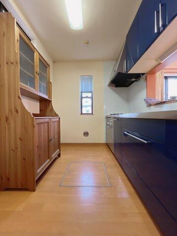 キッチンの後ろのスペースは食器棚や、冷蔵庫が余裕でおける広さがあります！