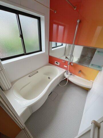 オレンジのグラデーションが特徴的な浴室です！窓も大きく換気に便利です！