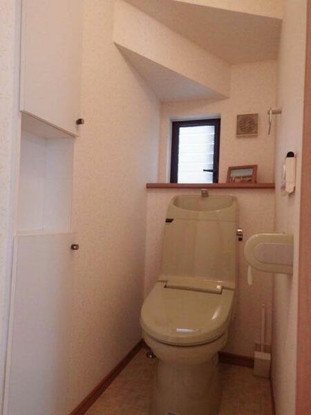 １階トイレには収納があり、トイレットペーパーやお掃除グッズがしまえます。