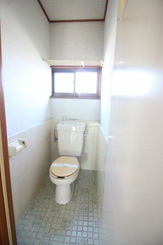画像14:窓があるトイレです。