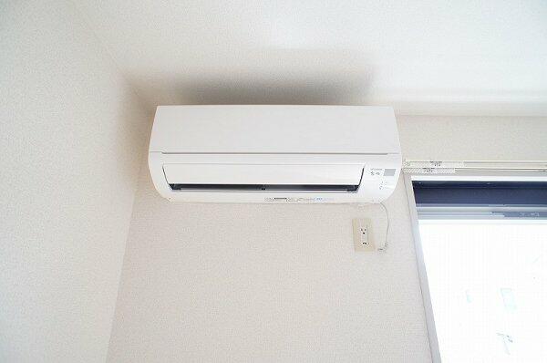 画像14:一年を通して室内を快適な温度に保つエアコン（冷暖房）付。
