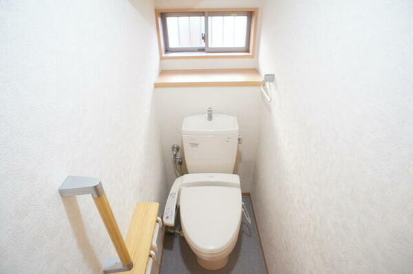 トイレは1階と2階にあります。温水洗浄便座付です☆