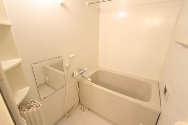 画像6:棚、鏡つきのお風呂