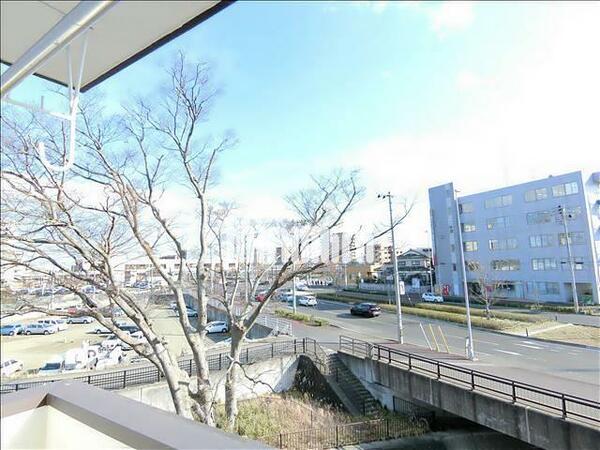画像13:窓から富沢駅が臨めます。
