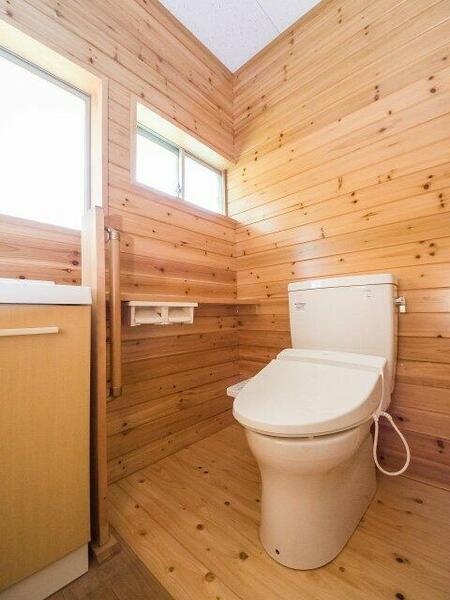 画像6:木材に囲まれた清潔感あるトイレ。トイレ内に贅沢な洗面台が。