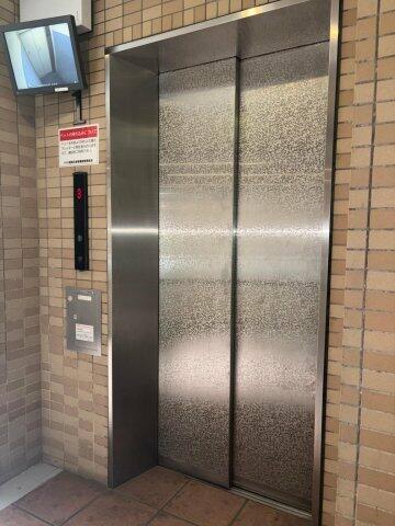 画像14:エレベーター内が確認できるモニター付き