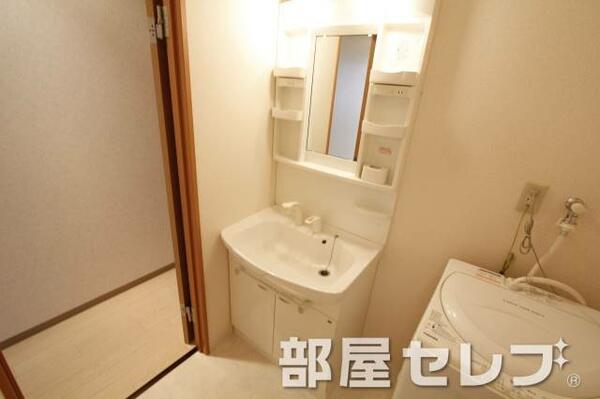画像7:きれいな独立洗面所です。広い収納があります。