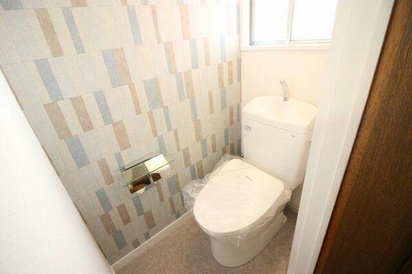 画像9:新品の温水洗浄機能付き便座付きトイレ！