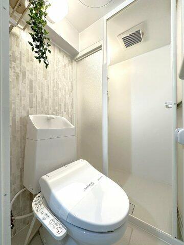人気のシャワートイレ・バストイレ別です♪トイレが独立していると使いやすいですよね☆小物を置ける便利
