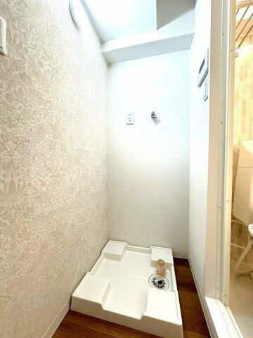 トイレ横にある室内洗濯機置き場です♪防水パンが付いているので万が一の漏水にも安心です！