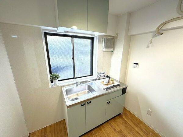 キッチンは2口IHクッキングヒーター♪場所を取るお鍋やお皿もすっきり収納できます♪換気のできる窓付きで